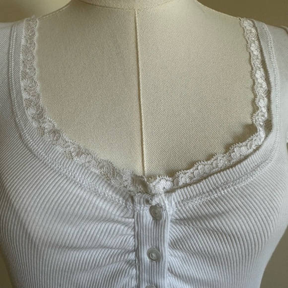 White Ribbed Cap Sleeve Shirt- Large - Picture 2 of 5